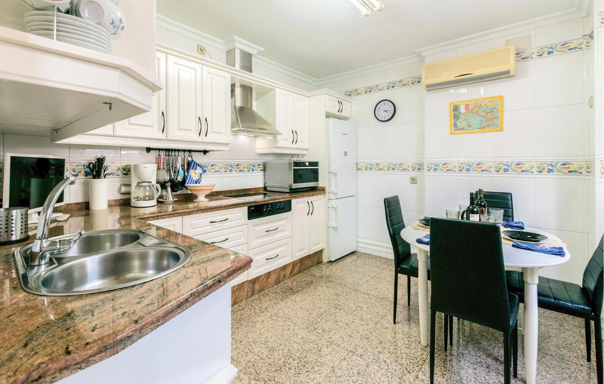 Cozy Apartment In Sevilla With Kitchen Exterior photo
