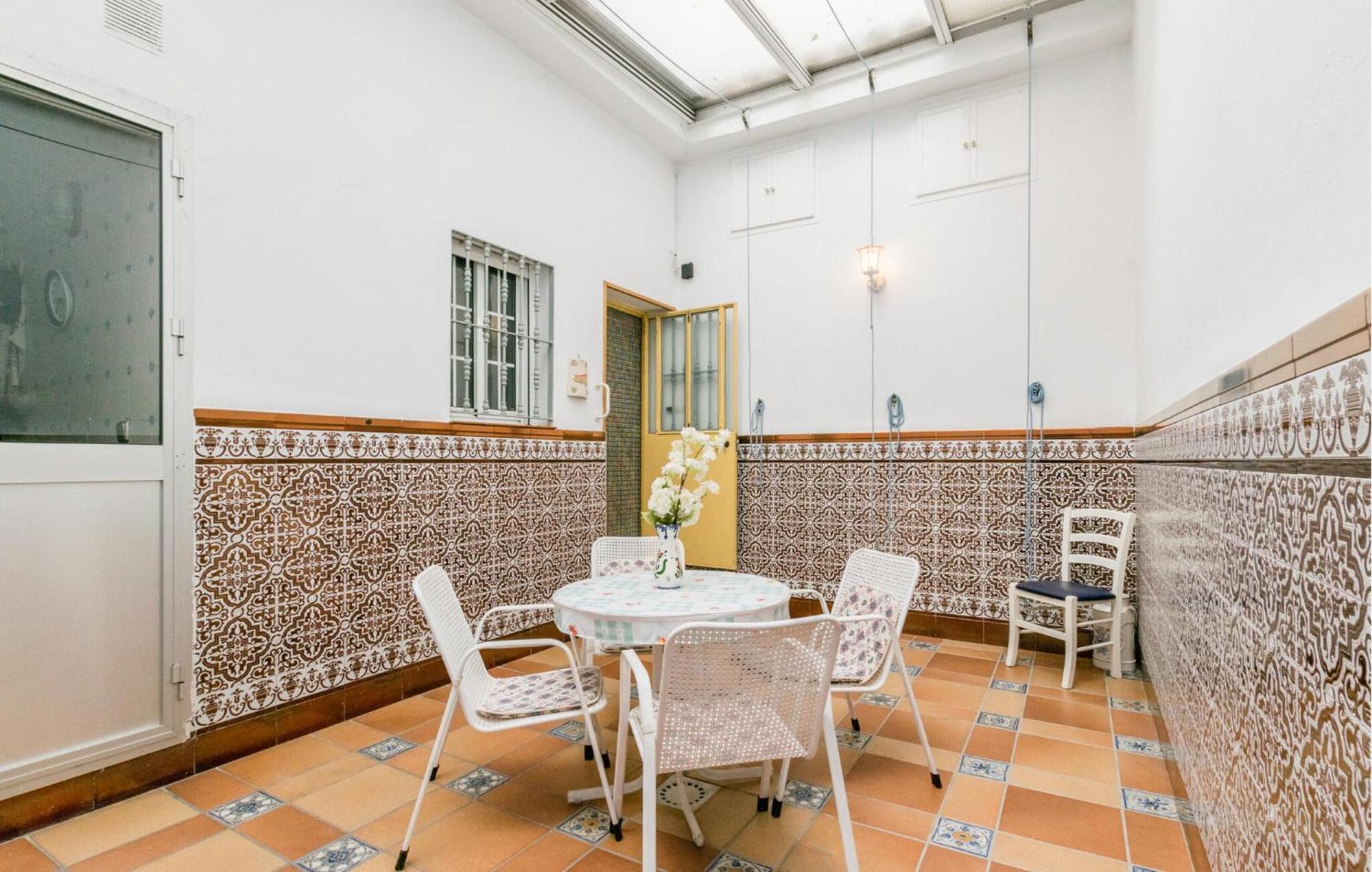 Cozy Apartment In Sevilla With Kitchen Exterior photo